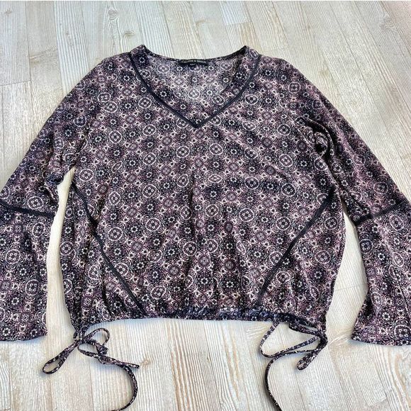 Harlowe and Graham Tops - Harlowe & Graham Bell Sleeve V Neck Blouse
